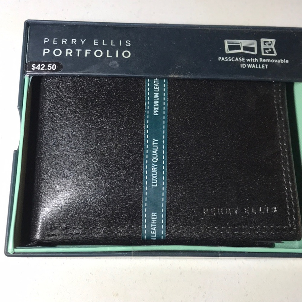 Perry Ellis portfolio wallet